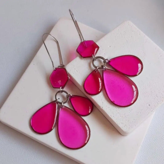 Visece ciklama mindjuse na podlozi.