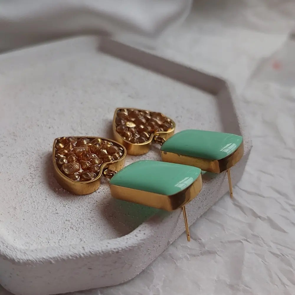 Elegantne zenske mindjuse na sraf.