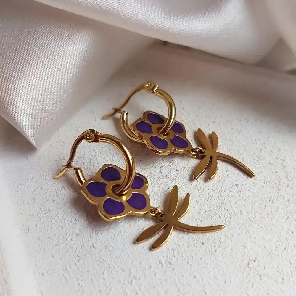 ručno rađene minđuše od hirurškog čelika sa vilinim konjicem i ljubičastim cvetom