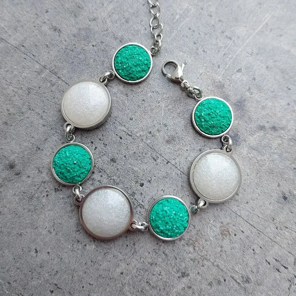 Belo-zelena narukvica na kopčanje Selesta