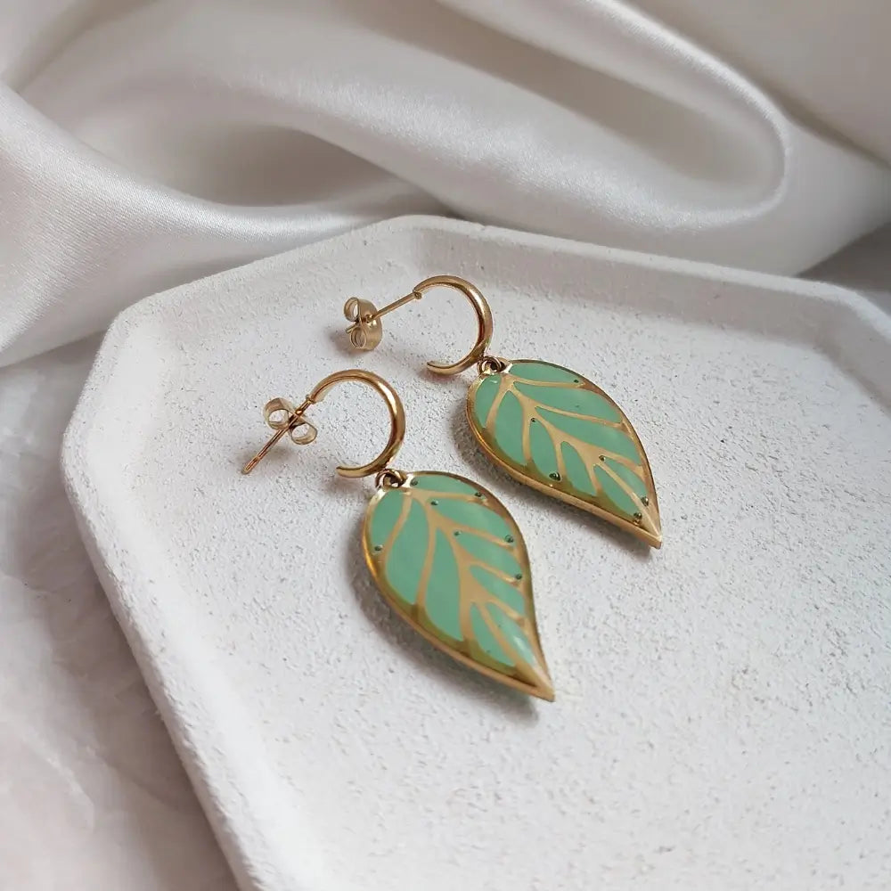 Mindjuse od hirurskog celika sa zelenim listom.