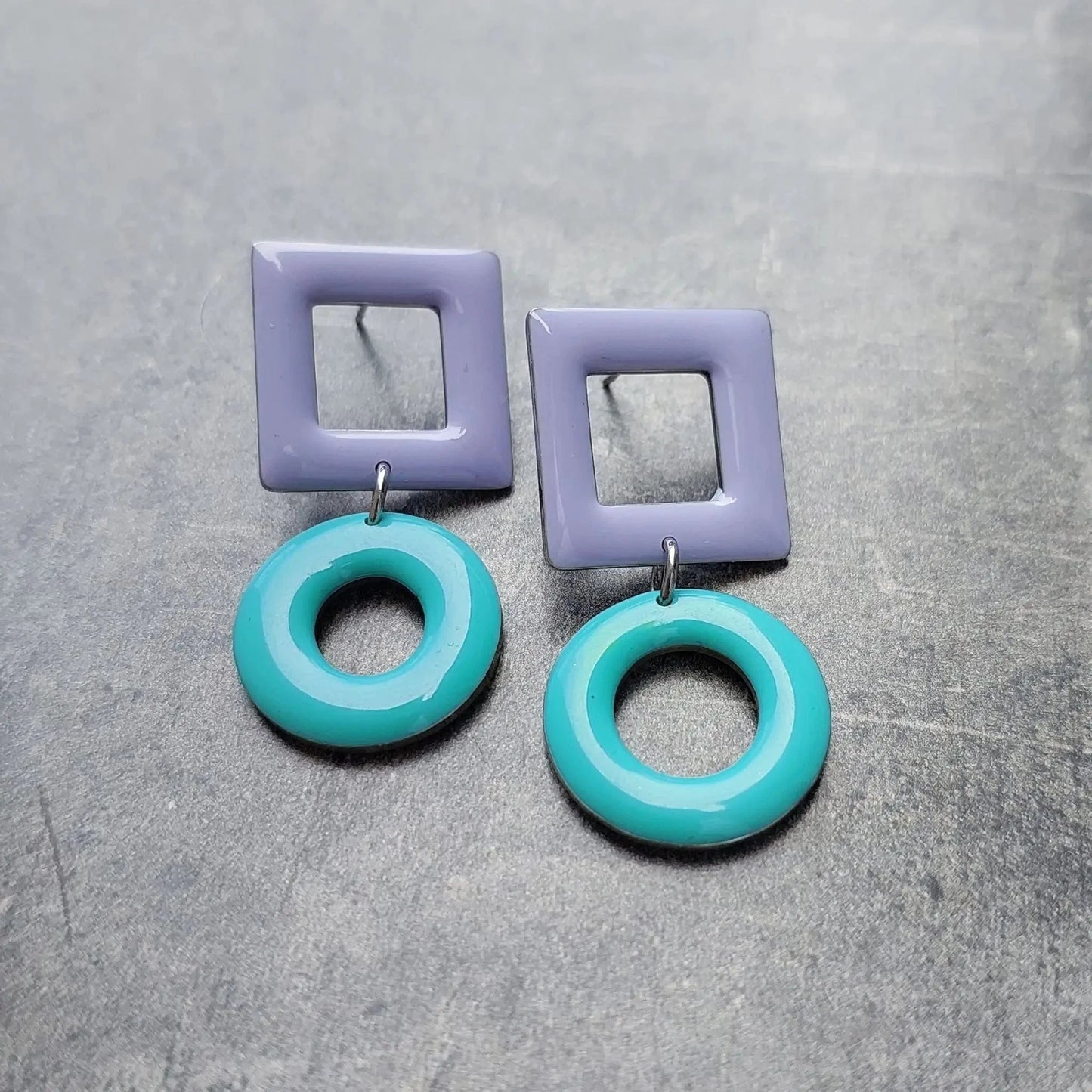 Ručno rađene minđuše sa krugom i kvadratom u boji lavande