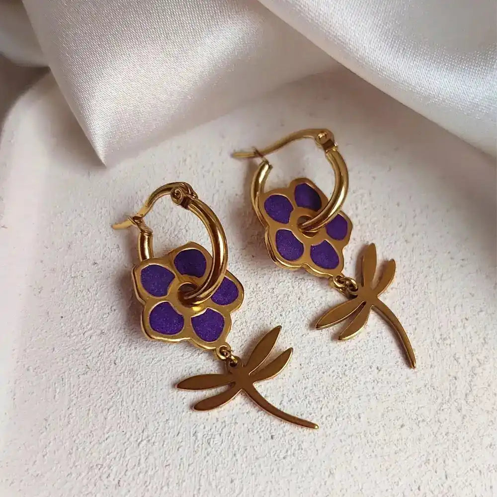 Ručno rađene minđuše sa ljubičastim cvetom.