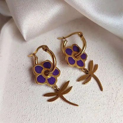 Ručno rađene minđuše sa ljubičastim cvetom.