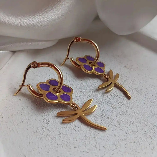 Minđuše od hirurškog čelika sa vilinim konjicem i ljubičastim cvetom.