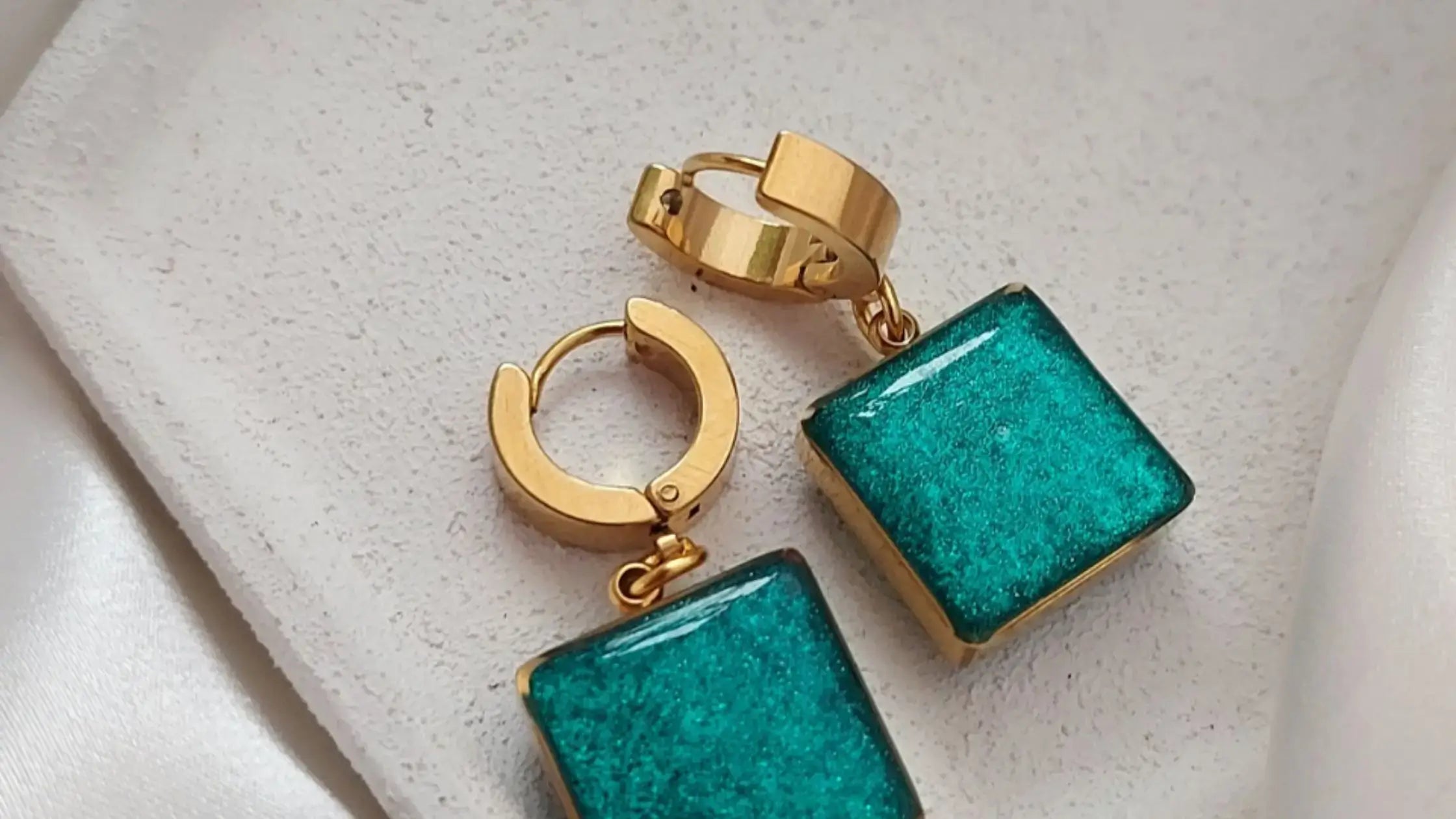 Mindjuse od hirurskog čelika sa plavim privescima