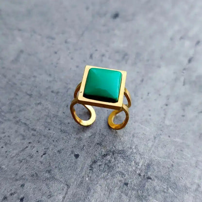 podesivi prsten jednostavnog dizajna od hirurškog celika sa detaljem u zelenoj boji.