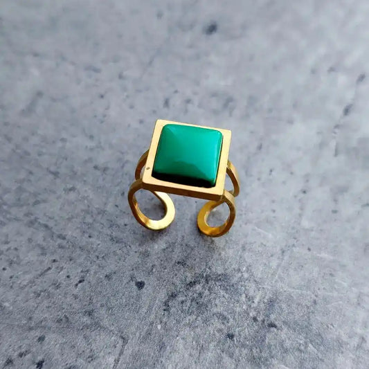 podesivi prsten jednostavnog dizajna od hirurškog celika sa detaljem u zelenoj boji.