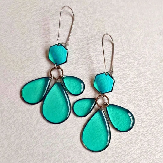 Tirkizno-zelene visece mindjuse na podlozi.