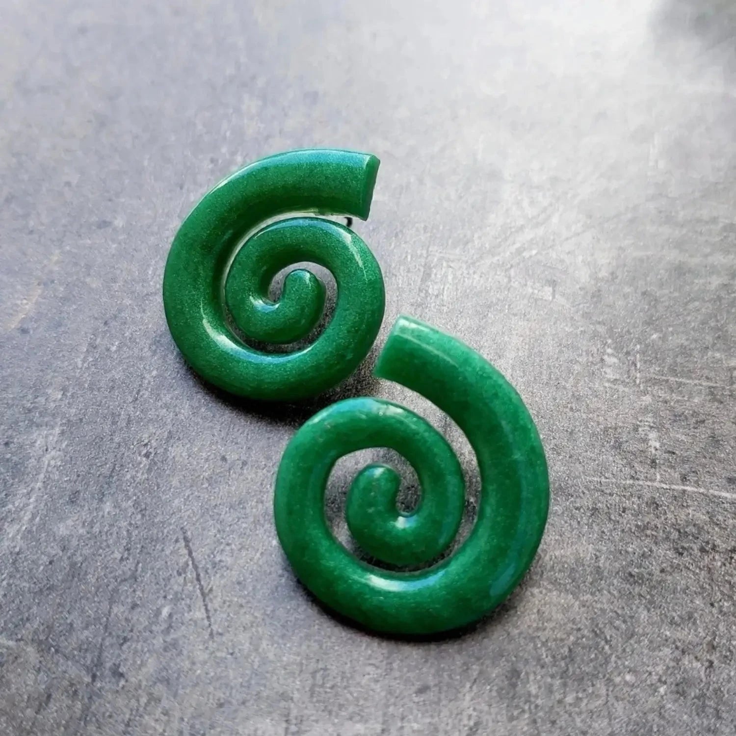Zelene minđuše od epoksi smole Spirala Selesta