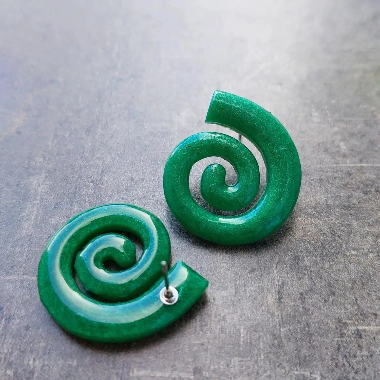 Zelene minđuše od epoksi smole Spirala - Selesta