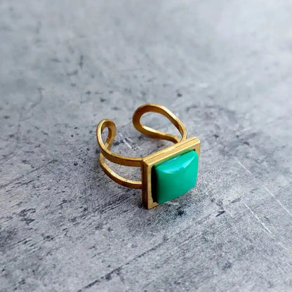 Podesavajuci prsten od hirurskog celika u boji zlata sa zelenim detaljem.