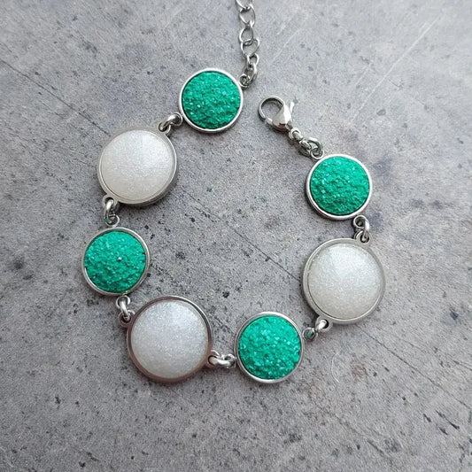 Belo-zelena narukvica na kopčanje Selesta