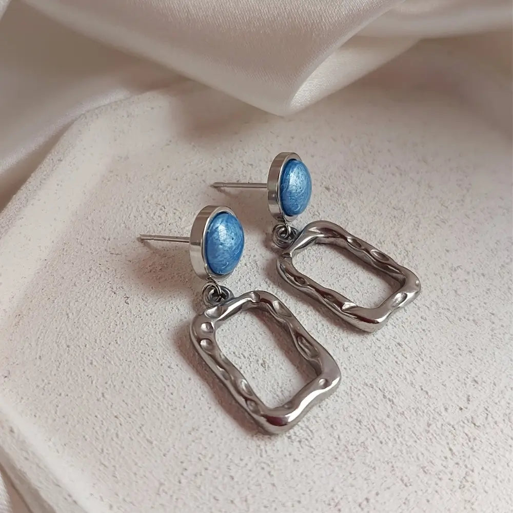 Elegantne visece mindjuse sa teksturisanim priveskom.