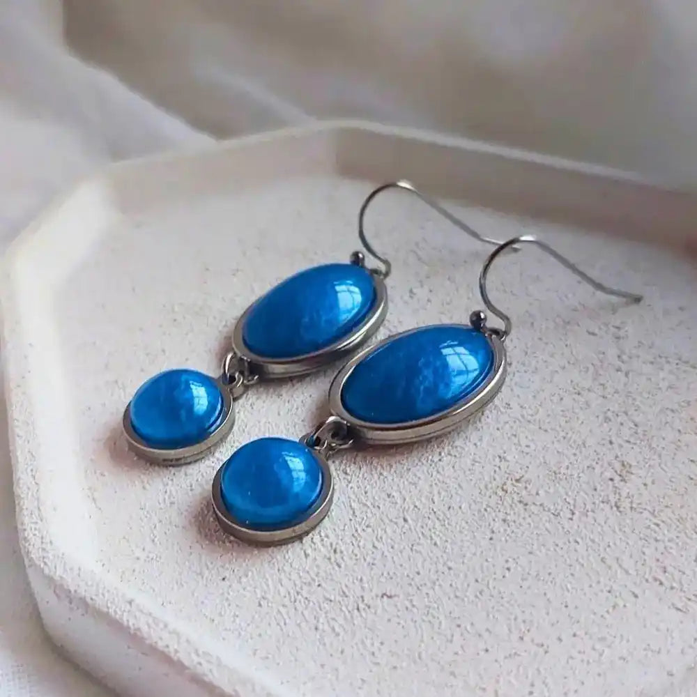 Duge mindjuse sa ovalnim i okruglim plavim privescima. 