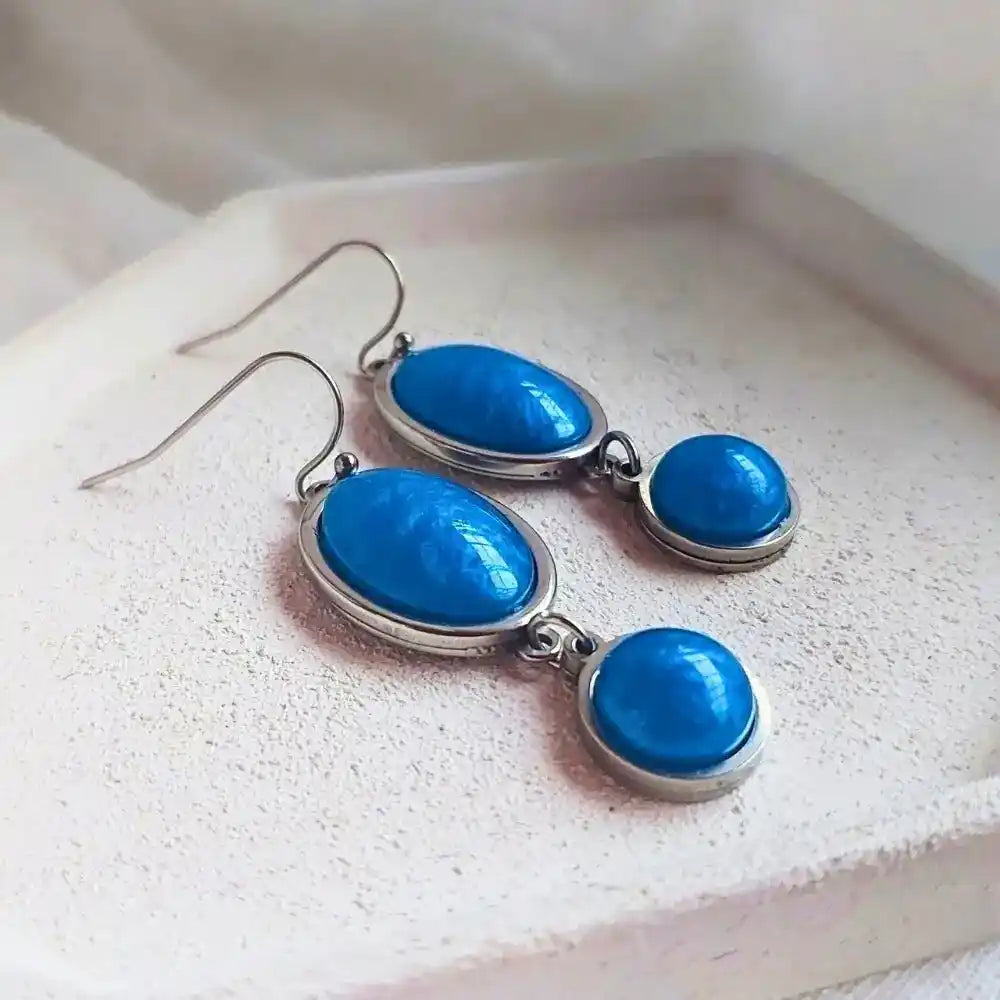 Mindjuse od hirurskog celika sa ovalnim i okruglim priescima plave boje.